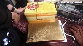 回禮也大方⋯⋯豬哥亮肖像精美紙袋、太陽餅、毛巾。