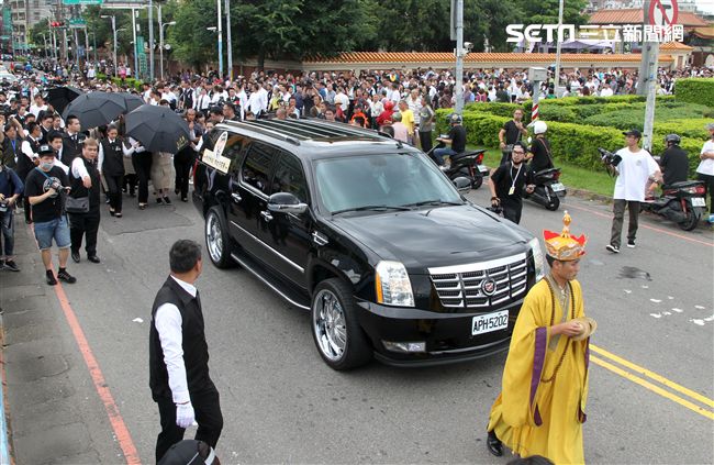 「綜藝天王」豬哥亮20日舉辦告別式，長子謝順福、謝金晶、小兒子謝佑穎等出席送別父親。（記者邱榮吉/攝影）