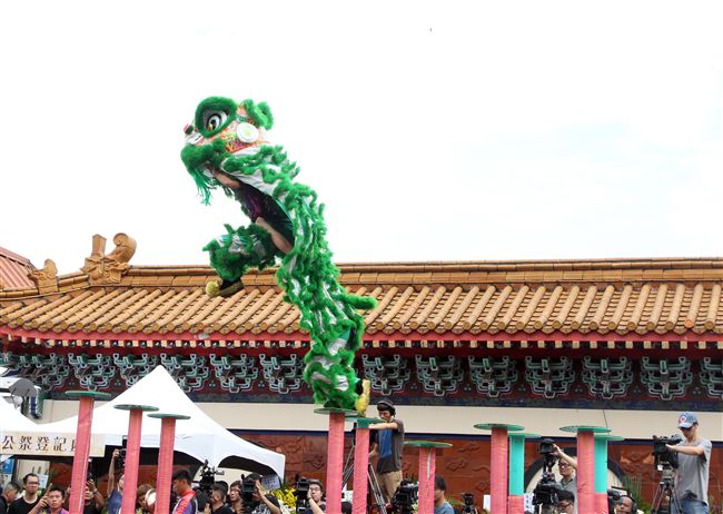 「綜藝天王」豬哥亮20日舉辦告別式，國光儀隊、醒獅團送別讓豬哥亮風風光光走完人生最後一程。（記者邱榮吉/攝影）