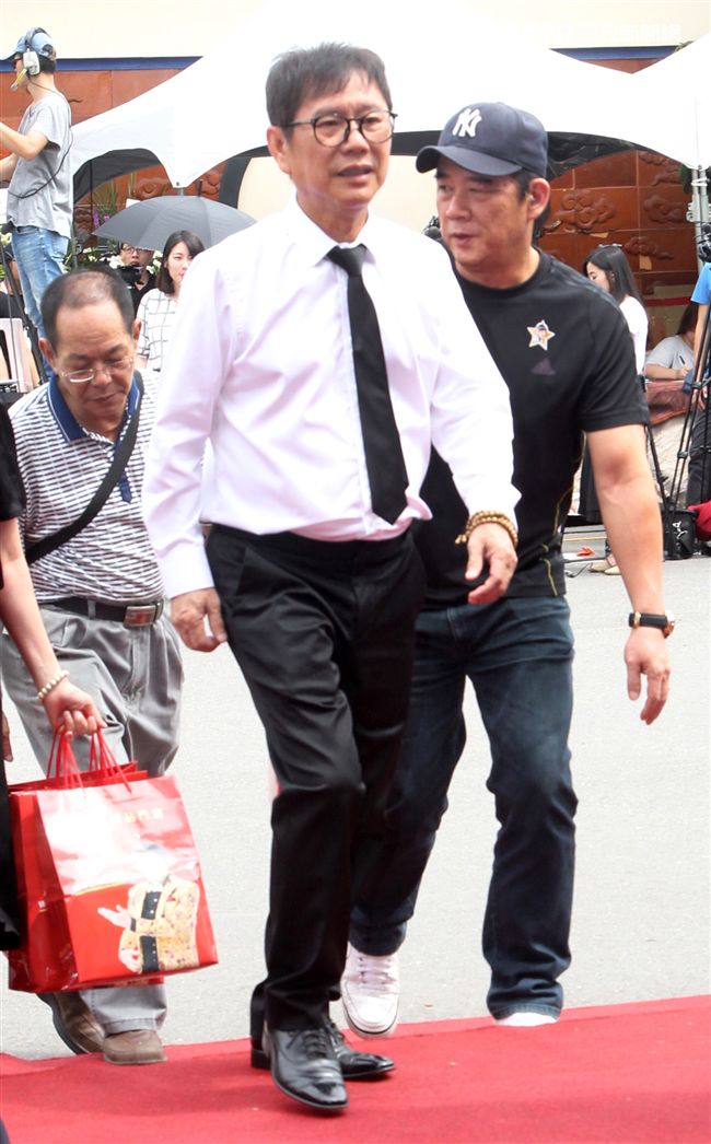 黃西田現身告別式，要送豬哥亮最後一程。（記者邱榮吉/攝影）