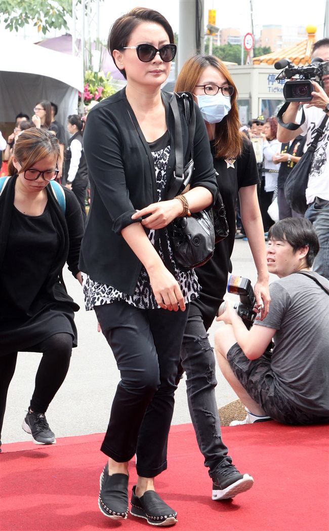 歌仔戲天后陳亞蘭現身告別式，要送豬哥亮最後一程。（記者邱榮吉/攝影）