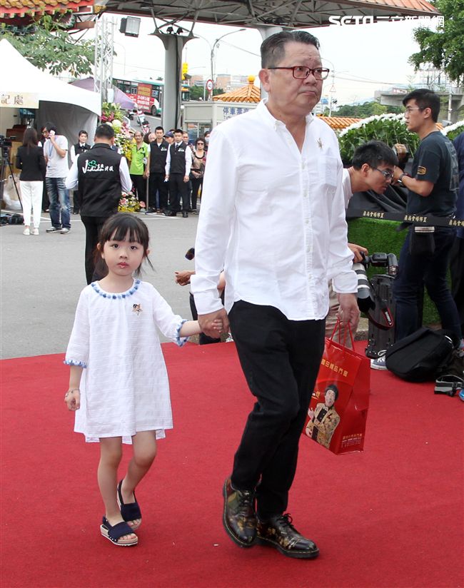 鄭進一牽著小女兒現身告別式，要送豬哥亮最後一程。（記者邱榮吉/攝影）