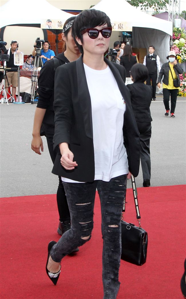 苗可麗現身告別式，要送豬哥亮最後一程。（記者邱榮吉/攝影）