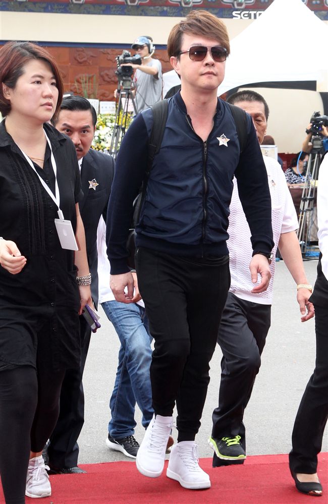 翁立友現身告別式，要送豬哥亮最後一程。（記者邱榮吉/攝影）