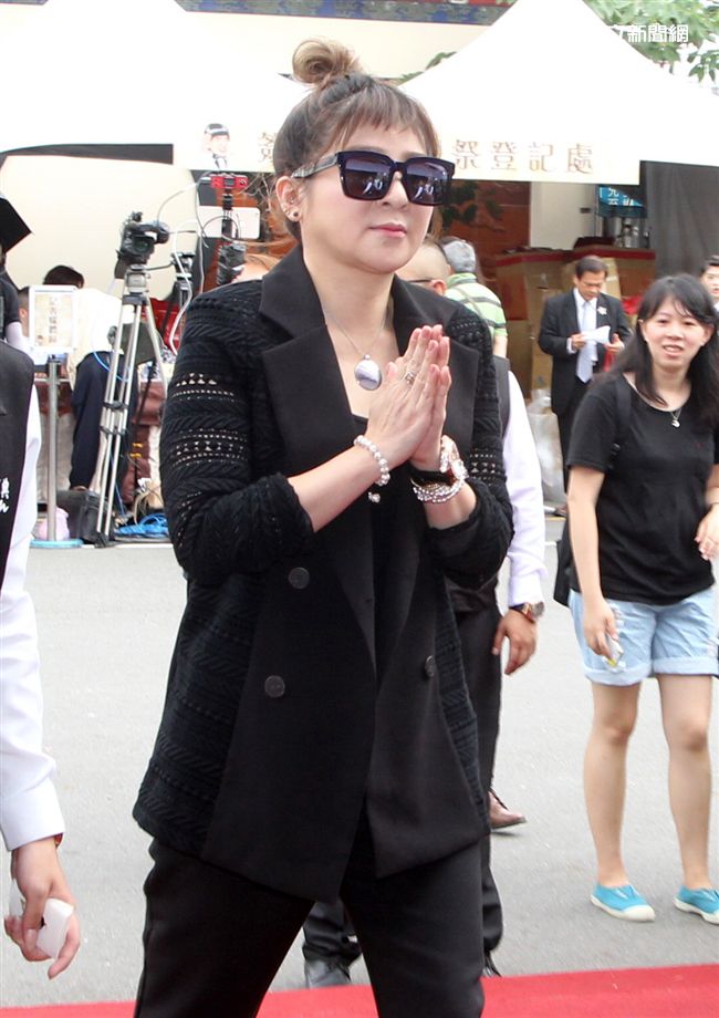 王彩樺現身告別式，要送豬哥亮最後一程。（記者邱榮吉/攝影）