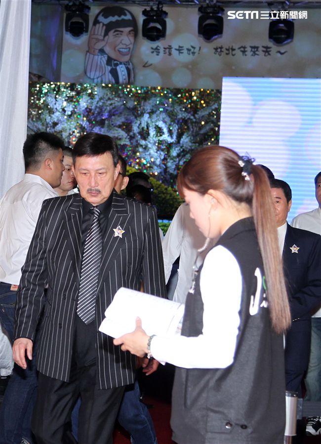 余天現身告別式，要送豬哥亮最後一程。（記者邱榮吉/攝影）