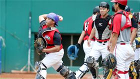 義守大學棒球隊第一屆成員凃佳鴻與隊友林勝傑皆獲球團推薦。（圖／中職提供）