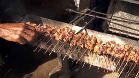 印尼巴里島,峇里島,狗肉,肉串 圖／翻攝自3AWRadio,YouTube