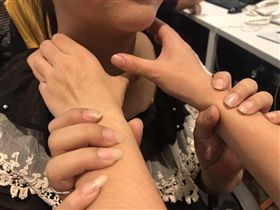 妻子為拚經濟不願搬回老家同住，竟遭老公掐死。（圖／示意畫面無關案情）