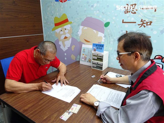 近期長輩群組廣傳「明年1月起駕照效期只到70歲，趁現在換照就能延長到75歲」等說法，引發民眾擔憂。公路局今（11日）嚴正指出，該訊息為錯誤資訊，請民眾勿信勿傳。（示意圖／公路總局提供）