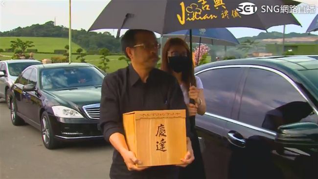 豬哥亮抵達長眠地　21響禮炮迎接