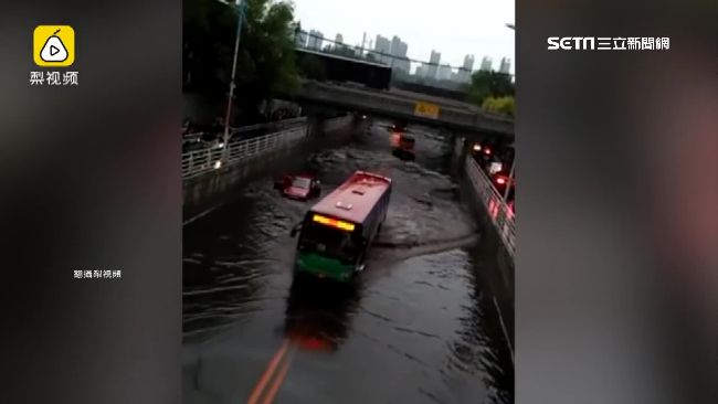 遼寧暴雨淹水2公尺　公車強行穿越