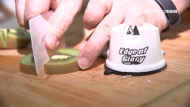 信用卡能切水果？迷你磨刀器3下搞定