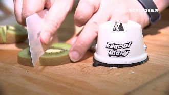 信用卡能切水果？迷你磨刀器3下搞定