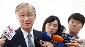 楊泮池將卸任不感傷　心繫台大經費資源
台大校長楊泮池（左）21日是任期最後一天，對於即將
卸任的心情，他表示，很快樂、不感傷；心繫台大的他
也擔心台大未來要打國際盃，經費資源相對不足，希望
教育部多支持。
中央社記者許秩維攝　106年6月20日