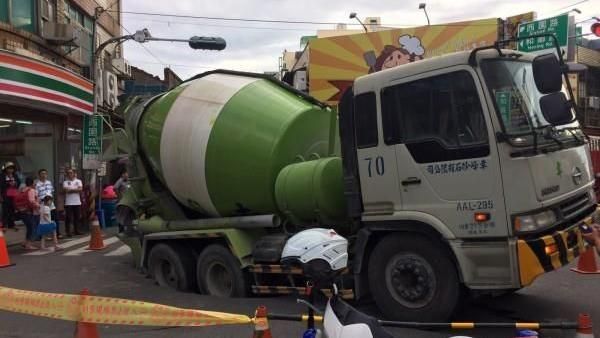 這路段一年吞兩車　混凝土車路過卡住