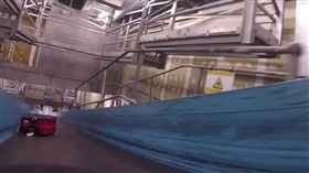 香港國際機場以縮時攝影追蹤一件行李在輸送帶的全程情形