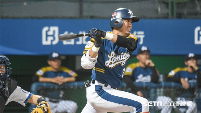 郭嚴文開刀後提早復出　洪總好驚喜