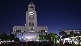 高譚市當局需要蝙蝠俠幫助時，他們會將蝙蝠俠圖案投射在天空中。（圖／翻攝自TMZ網站）