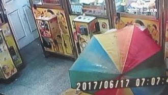 撐「5百萬」大傘偷娃娃機　馬上遭逮