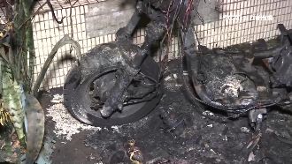 深夜莫名竄火舌　才買一年車燒毀剩骨