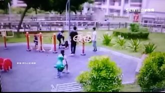 小一遭小六暴打猛踹　旁人就靜靜看著