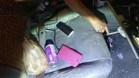 警方先在鄧男與卓女車上發現殘渣袋及吸食器。（圖／翻攝畫面）