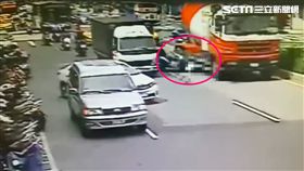 驚慄！鑽車道擦撞倒地，騎士遭水泥車爆頭亡。（圖／翻攝畫面）