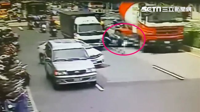 驚慄！鑽車道擦撞倒地　騎士遭車爆頭