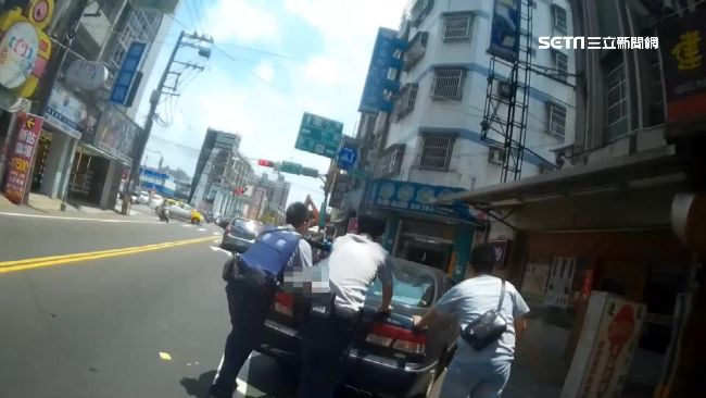 一家四口車拋錨　下班暖警路過幫推車