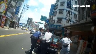 一家四口車拋錨　下班暖警路過幫推車