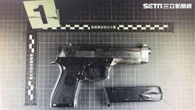 王男從事土地工程工作，因擔心與人發生糾紛，他竟選擇擁槍自重，警方循線將他逮捕到案，並搜出改造手槍2把及子彈13顆（翻攝畫面）