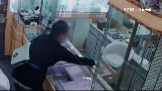 匪搶銀樓11金鍊　老闆緊追慘遭拖行