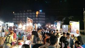 淡水夜市擺攤6天就停業。（圖／翻攝自淡江夜市臉書）
https://www.facebook.com/photo.php?fbid=1587048464662866&set=a.463489787018745.113131.100000731829722&type=3&theater