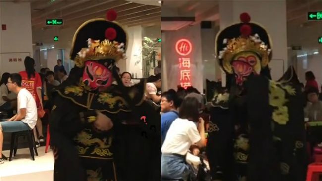 變臉失敗好尷尬　火鍋店員摀臉離場