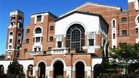 臺灣大學的陳姓男學生，潛入總圖書館的女廁裡，偷拍學姊如廁畫面，遭對方發現後攔下報警，陳男訊後依妨害秘密罪送辦（翻攝自台大圖書館）