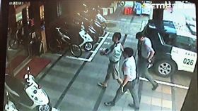 王姓警員返回派出所時，瞥見路旁手抖的周男，進而上前盤查，並搜出吸食器1支，帥氣男警遂將他依毒品罪送辦（翻攝畫面）