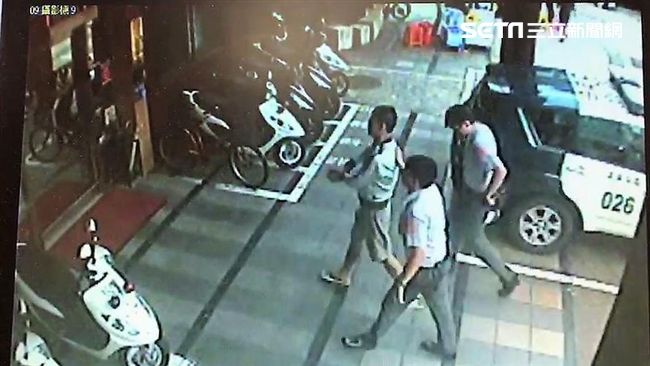 手抖男佇立西門町　遇上帥警歐巴遭逮
