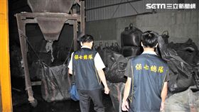 保七總隊前往觀音工業區稽查，赫見「華震」精密公司違法燃燒污泥等廢棄物，造成空氣嚴重汙染，警方遂將邱姓員工等人移送法辦（翻攝畫面）