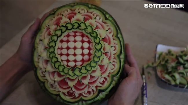 西瓜變成花　台果雕師「神手」創作