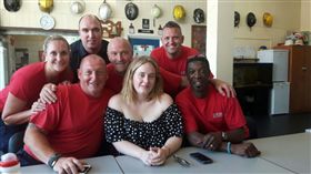 愛黛兒現身Chelsea消防隊，慰勞打火弟兄的辛勞。（圖／翻攝自London Fire Brigade‏推特）