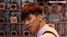 20161113男團赴韓培訓　街頭公演吸睛數百人！　圖／記者王建棠攝影