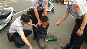 警方將蔡男拖下車逮捕。（圖／翻攝畫面）