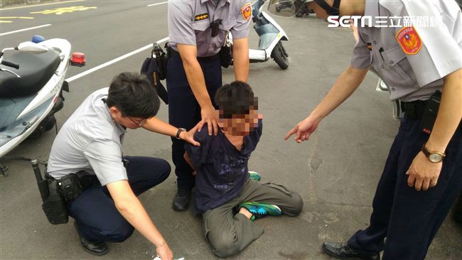 通緝犯拒檢逃逸　警連轟14槍逮人