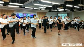 內湖國泰診所協助內湖高工同學進行為期2個半月的創意減肥計畫，加入了拳擊有氧、熱舞等運動。（圖／記者楊晴雯攝）