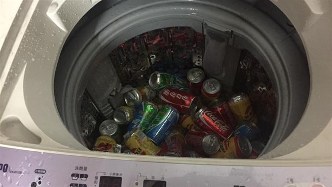 罐頭塔飲料太髒　他丟洗衣機結果GG