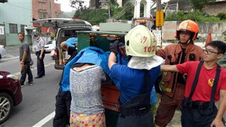 丟回收衣手來不及抽回　婦糗困回收箱