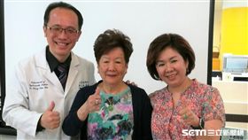 台安醫院心身醫學科暨精神科主任許正典（左）說，老人家也需要有成就感，照顧者不妨陪伴著他們去做想做的事。（圖／記者楊晴雯攝）