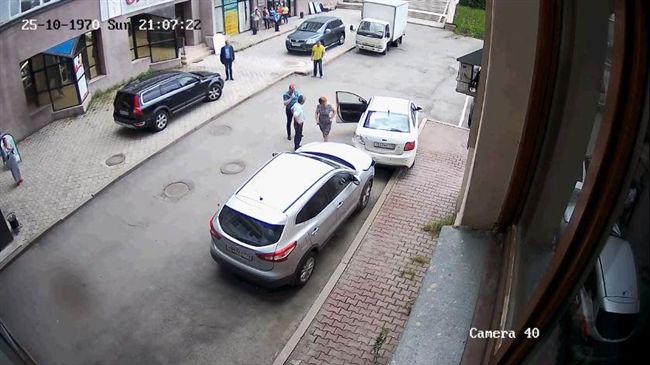 停車還是報仇？她油門當煞車震懾全場