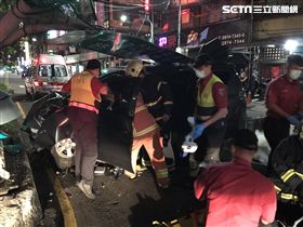 消防人員協助李男脫困。（圖／翻攝畫面）